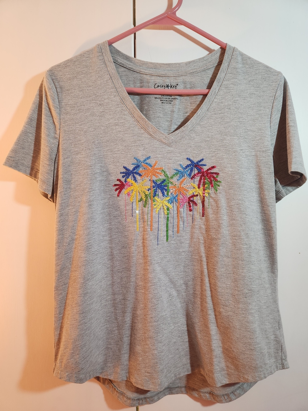 Casey Key V-Neck Tee with Multicolor Sequins Palm Trees M